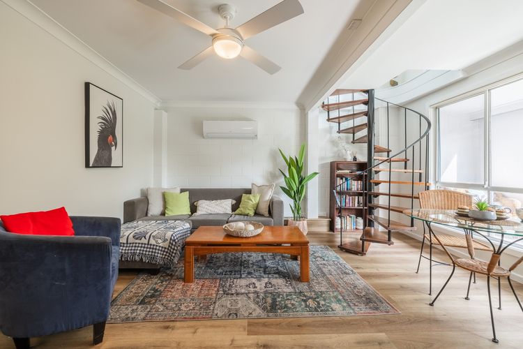 Baggies On Dutchies, 9 Burbong Street – Large pet friendly house with spectacular waterviews, Wi-Fi and air con