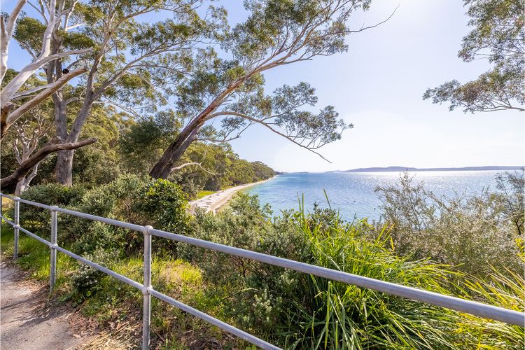 Baggies On Dutchies, 9 Burbong Street – Large pet friendly house with spectacular waterviews, Wi-Fi and air con
