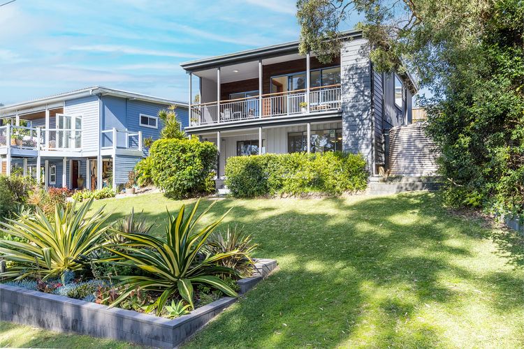 Baggies On Dutchies, 9 Burbong Street – Large pet friendly house with spectacular waterviews, Wi-Fi and air con