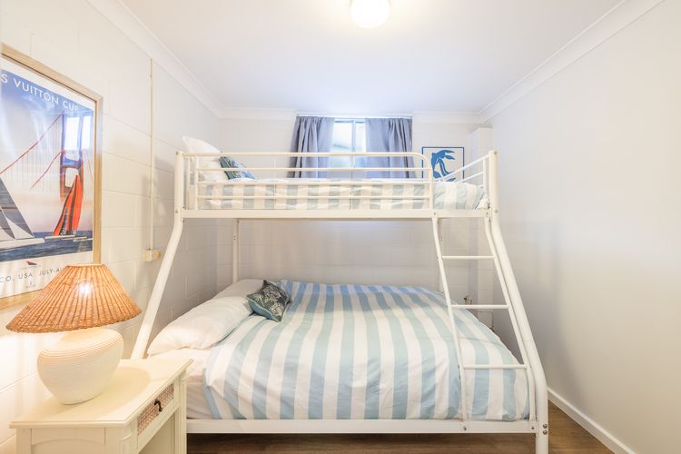 Baggies On Dutchies, 9 Burbong Street – Large pet friendly house with spectacular waterviews, Wi-Fi and air con