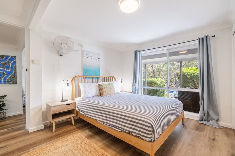Baggies On Dutchies, 9 Burbong Street – Large pet friendly house with spectacular waterviews, Wi-Fi and air con