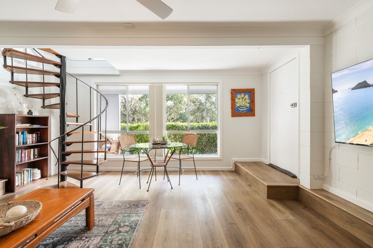 Baggies On Dutchies, 9 Burbong Street – Large pet friendly house with spectacular waterviews, Wi-Fi and air con