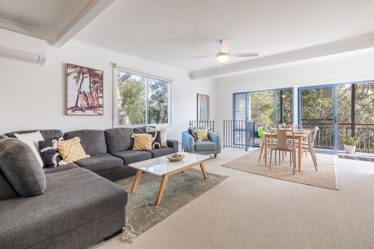 Baggies On Dutchies, 9 Burbong Street – Large pet friendly house with spectacular waterviews, Wi-Fi and air con