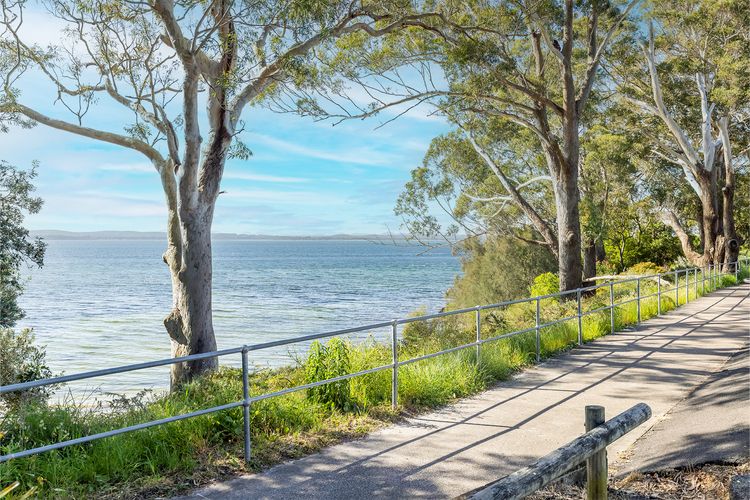Baggies On Dutchies, 9 Burbong Street – Large pet friendly house with spectacular waterviews, Wi-Fi and air con