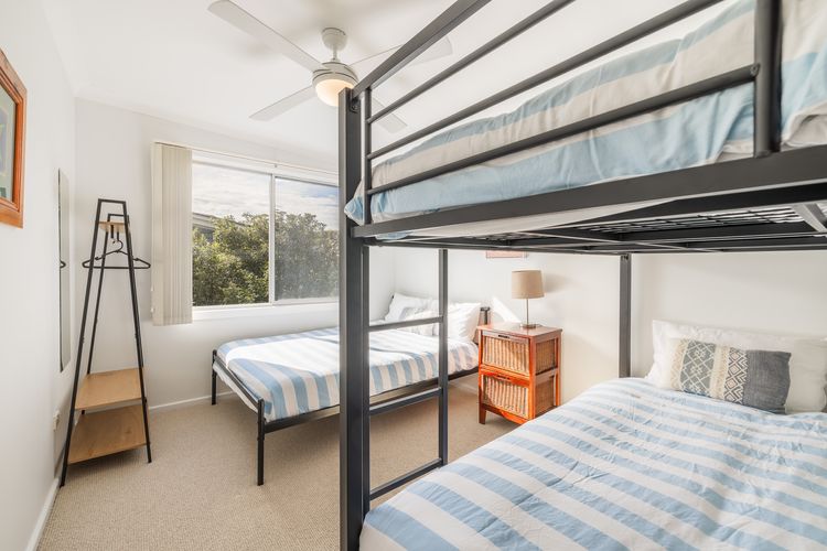 Baggies On Dutchies, 9 Burbong Street – Large pet friendly house with spectacular waterviews, Wi-Fi and air con