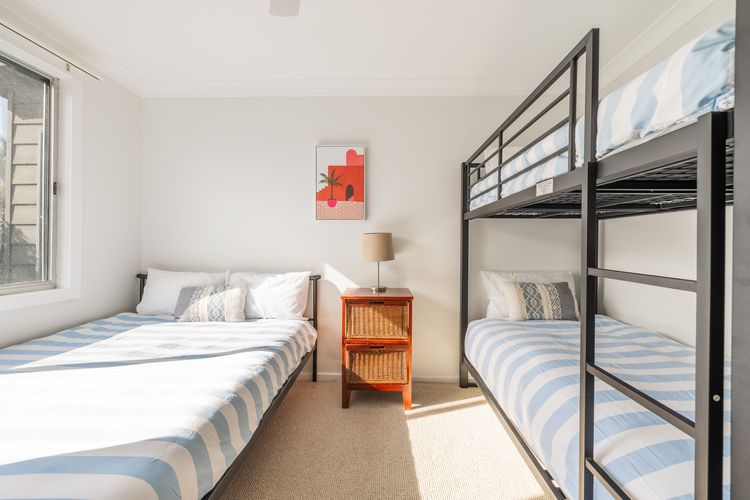 Baggies On Dutchies, 9 Burbong Street – Large pet friendly house with spectacular waterviews, Wi-Fi and air con