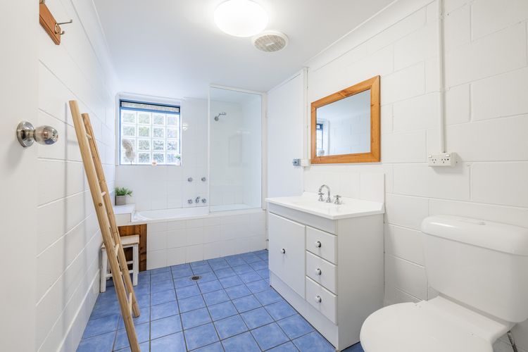 Baggies On Dutchies, 9 Burbong Street – Large pet friendly house with spectacular waterviews, Wi-Fi and air con