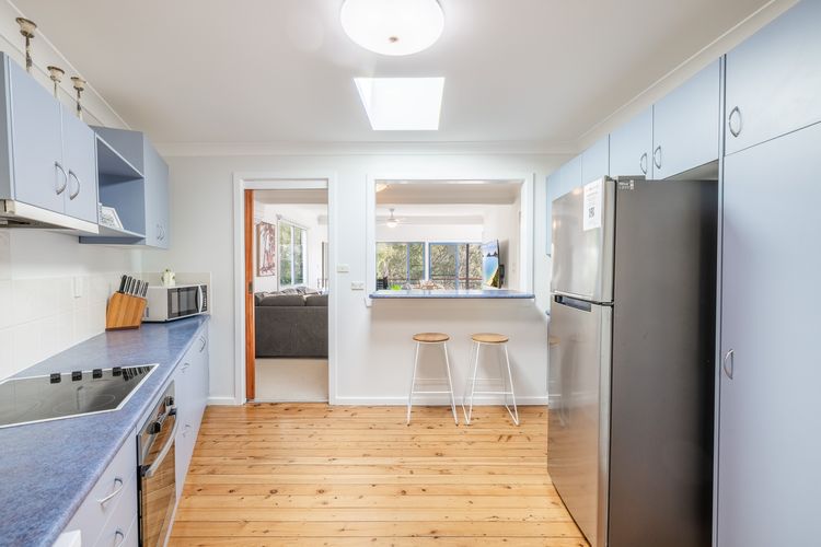 Baggies On Dutchies, 9 Burbong Street – Large pet friendly house with spectacular waterviews, Wi-Fi and air con