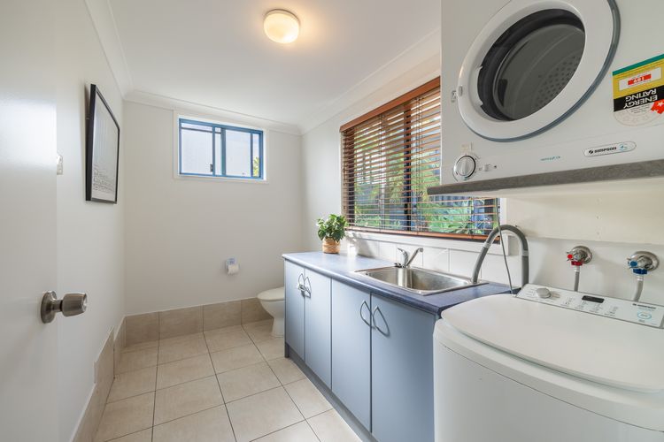 Baggies On Dutchies, 9 Burbong Street – Large pet friendly house with spectacular waterviews, Wi-Fi and air con