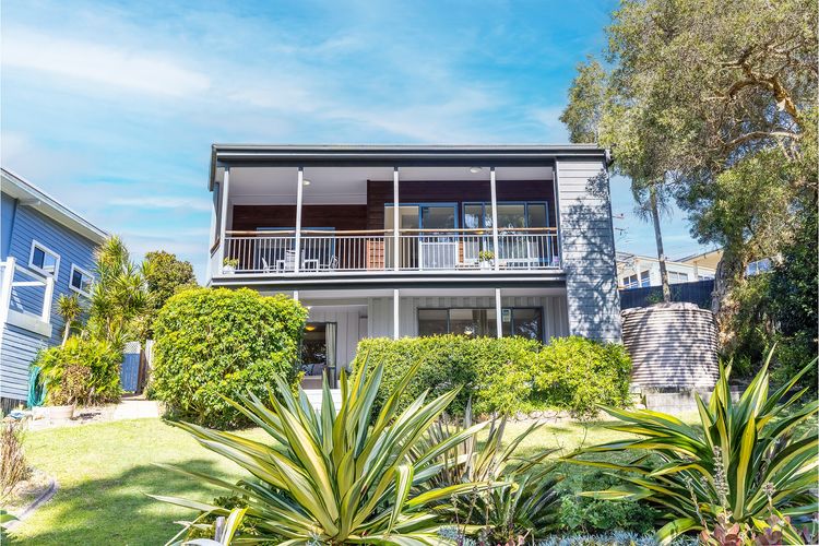 Baggies On Dutchies, 9 Burbong Street – Large pet friendly house with spectacular waterviews, Wi-Fi and air con