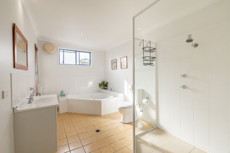 Baggies On Dutchies, 9 Burbong Street – Large pet friendly house with spectacular waterviews, Wi-Fi and air con