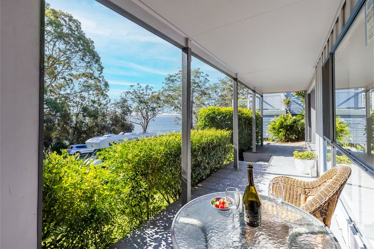 Baggies On Dutchies, 9 Burbong Street – Large pet friendly house with spectacular waterviews, Wi-Fi and air con