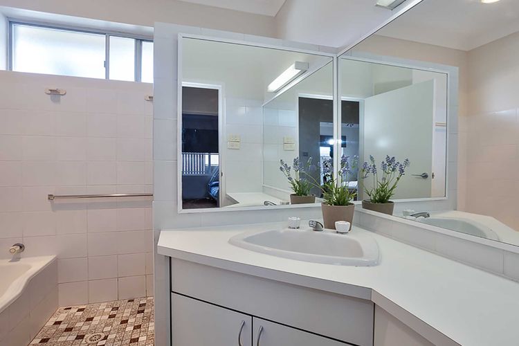 Banyan, 14 Montevideo Parade – Spacious pet friendly property with air con and WiFi