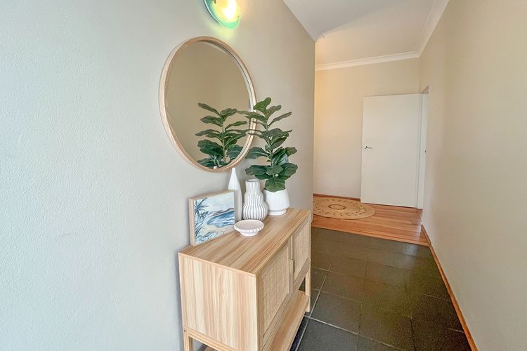 Banyan, 14 Montevideo Parade – Spacious pet friendly property with air con and WiFi