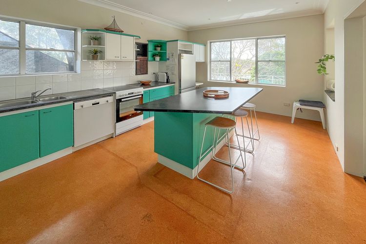 Banyan, 14 Montevideo Parade – Spacious pet friendly property with air con and WiFi