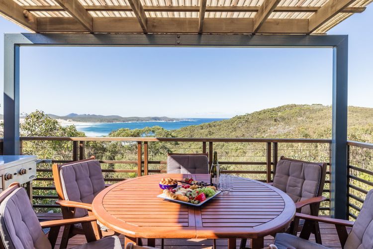 Beach House 7 – Air Conditioned, Wi-Fi, Foxtel, Linen, Communal Pool and Spa