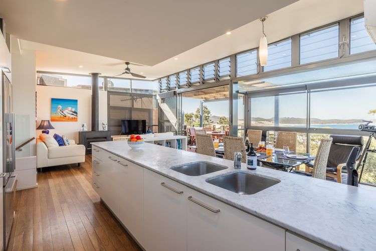 Beach House 7 – Air Conditioned, Wi-Fi, Foxtel, Linen, Communal Pool and Spa