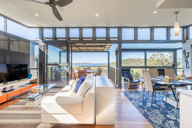 Beach House 7 – Air Conditioned, Wi-Fi, Foxtel, Linen, Communal Pool and Spa