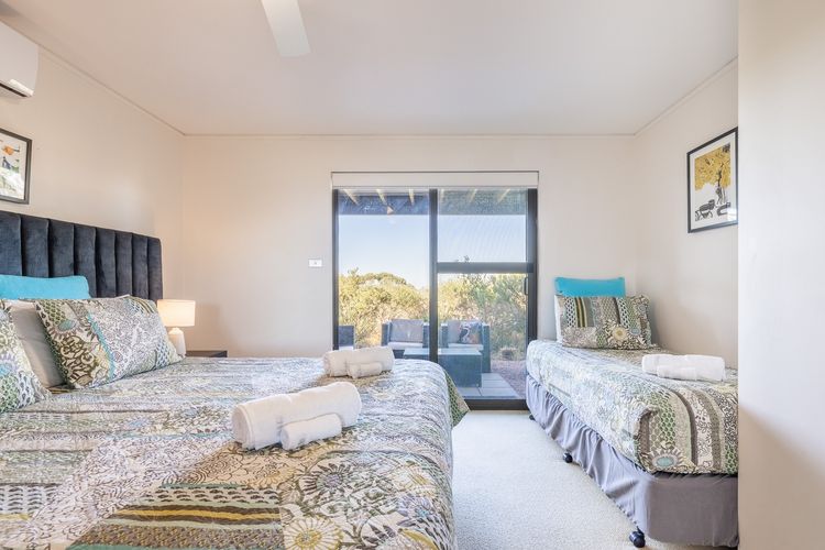 Beach House 7 – Air Conditioned, Wi-Fi, Foxtel, Linen, Communal Pool and Spa