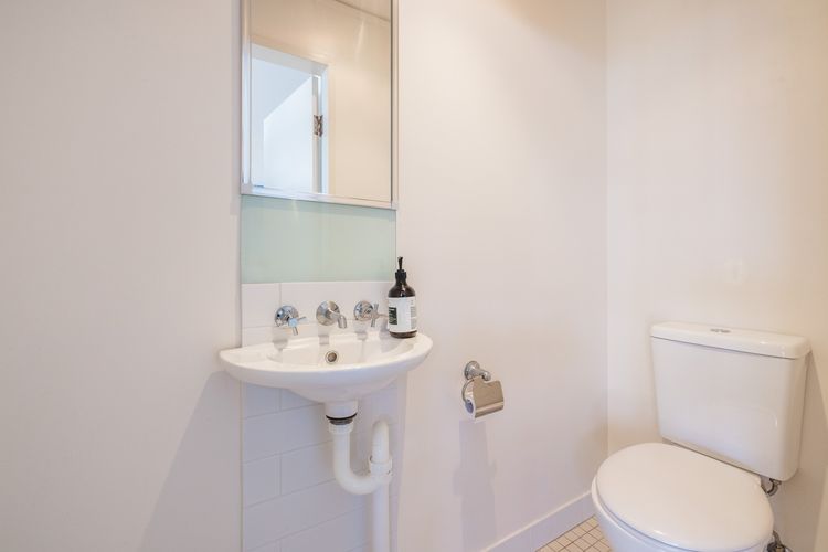 Beach House 7 – Air Conditioned, Wi-Fi, Foxtel, Linen, Communal Pool and Spa