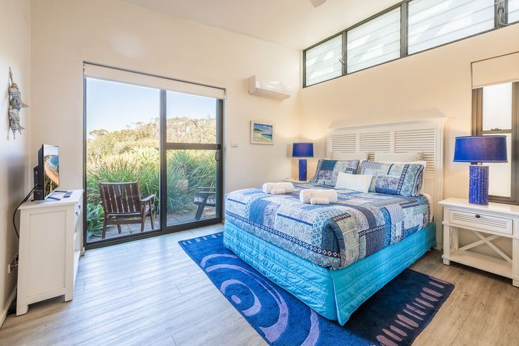 Beach House 7 – Air Conditioned, Wi-Fi, Foxtel, Linen, Communal Pool and Spa