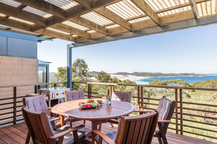 Beach House 7 – Air Conditioned, Wi-Fi, Foxtel, Linen, Communal Pool and Spa