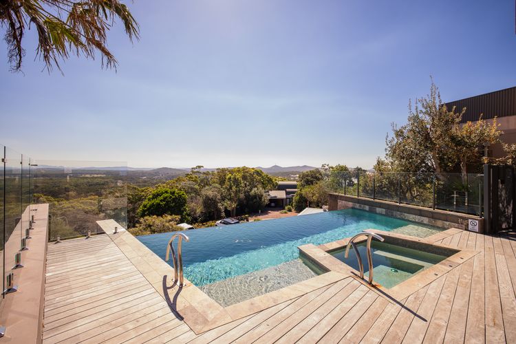 Beach View At One Mile, 8/26 One Mile Close – Views, Infinity complex pool & Wi-Fi
