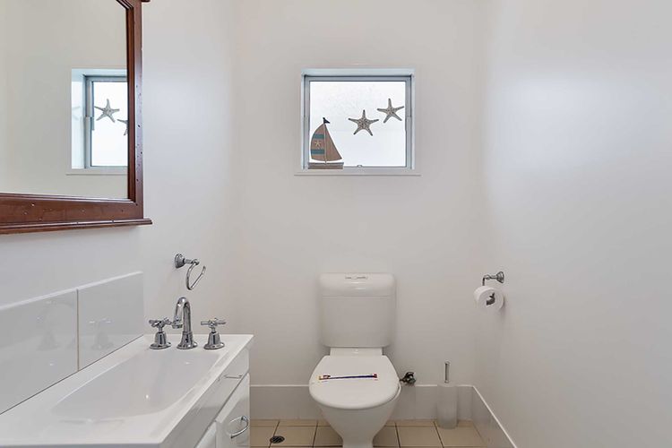 Beached Inn, 93 Foreshore Drive – Spacious beach front house