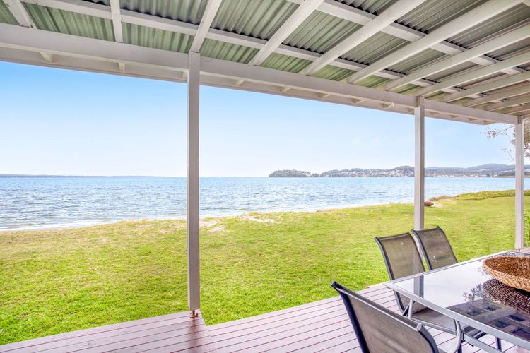Beached Inn, 93 Foreshore Drive – Spacious beach front house