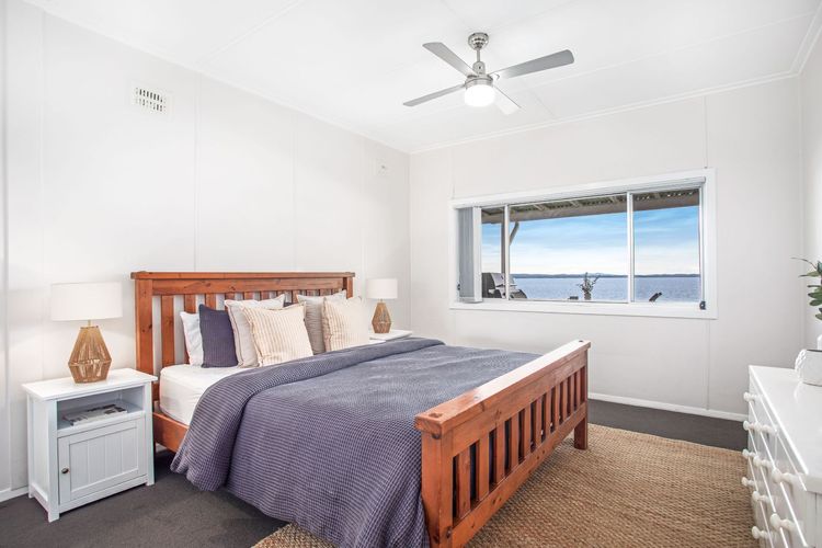 Beached Inn, 93 Foreshore Drive – Spacious beach front house