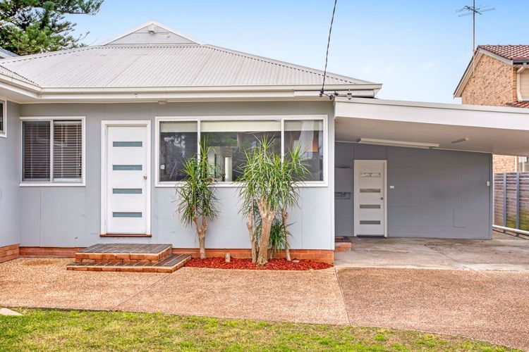 Beached Inn, 93 Foreshore Drive – Spacious beach front house