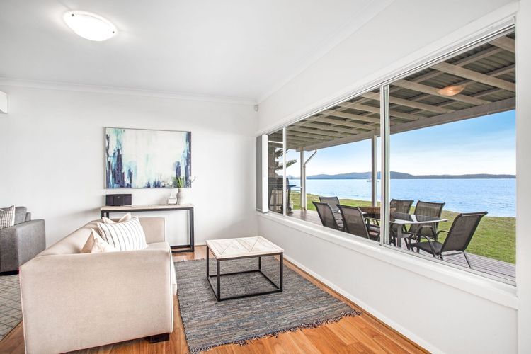 Beached Inn, 93 Foreshore Drive – Spacious beach front house