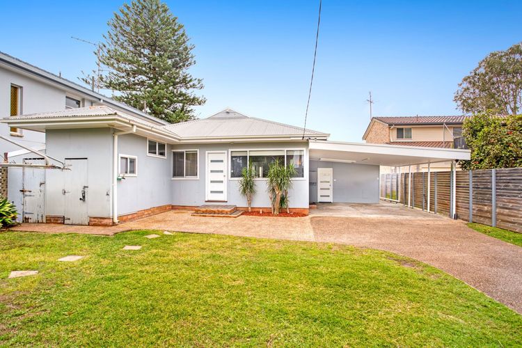 Beached Inn, 93 Foreshore Drive – Spacious beach front house