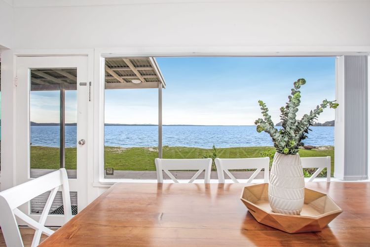 Beached Inn, 93 Foreshore Drive – Spacious beach front house