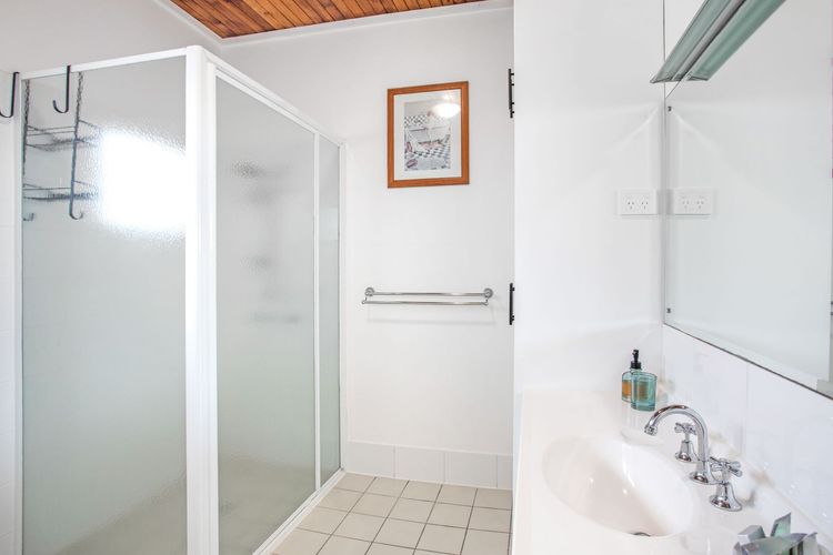 Beached Inn, 93 Foreshore Drive – Spacious beach front house