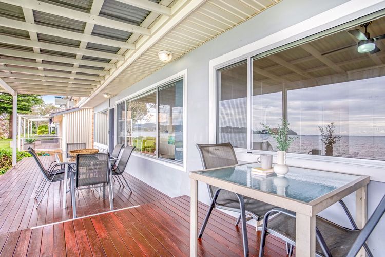 Beached Inn, 93 Foreshore Drive – Spacious beach front house