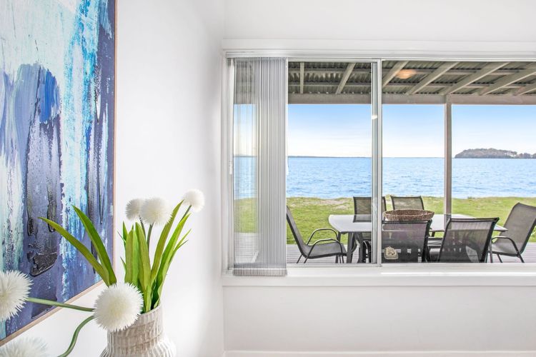 Beached Inn, 93 Foreshore Drive – Spacious beach front house