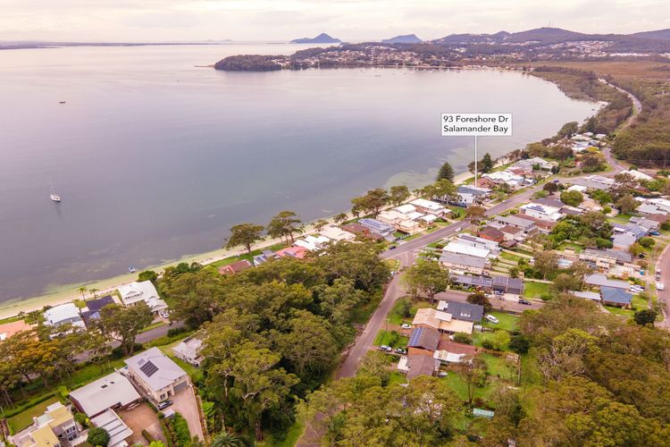 Beached Inn, 93 Foreshore Drive – Spacious beach front house