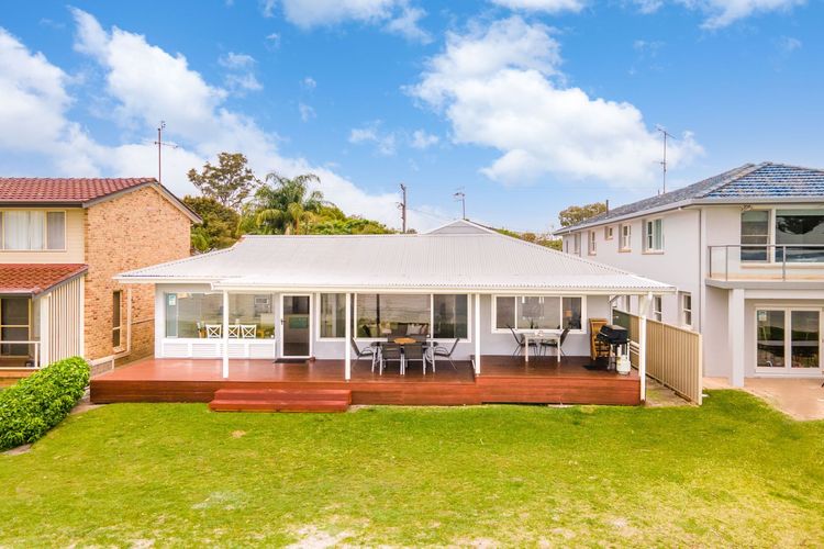 Beached Inn, 93 Foreshore Drive – Spacious beach front house