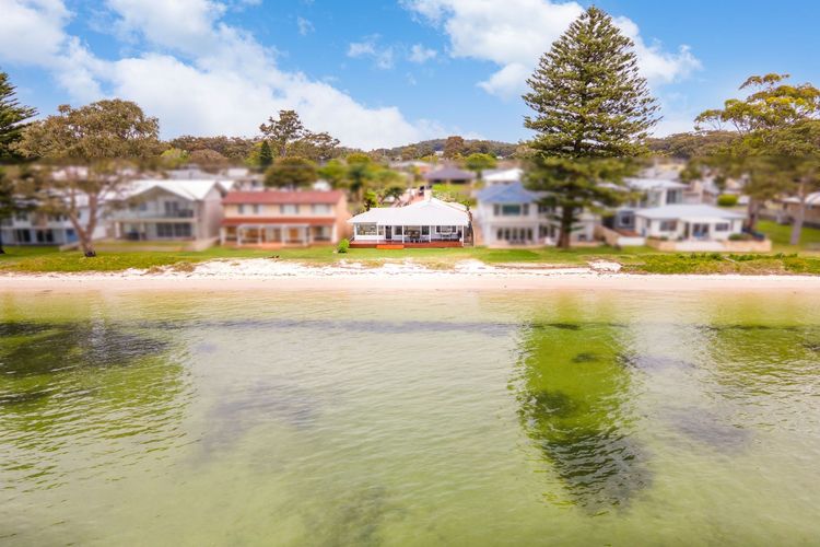 Beached Inn, 93 Foreshore Drive – Spacious beach front house