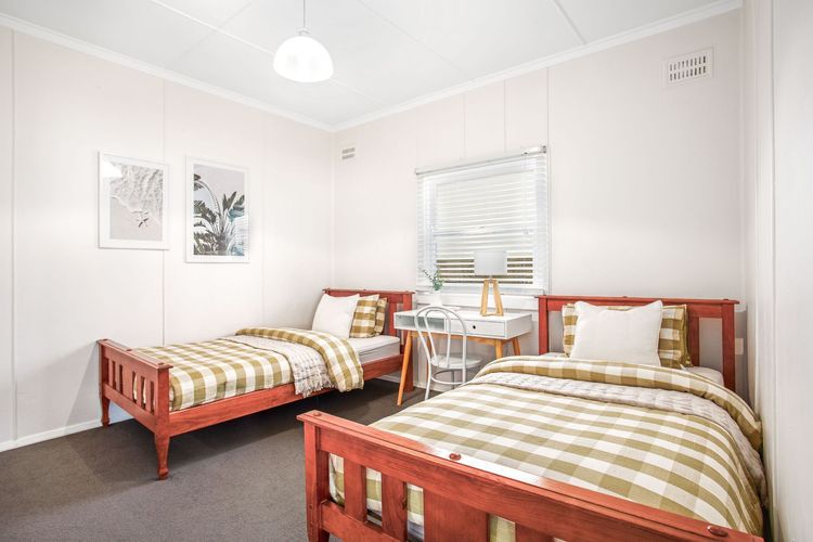 Beached Inn, 93 Foreshore Drive – Spacious beach front house