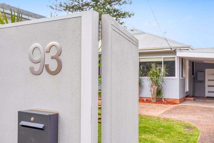 Beached Inn, 93 Foreshore Drive – Spacious beach front house