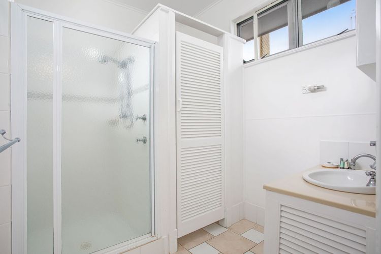 Beached Inn, 93 Foreshore Drive – Spacious beach front house