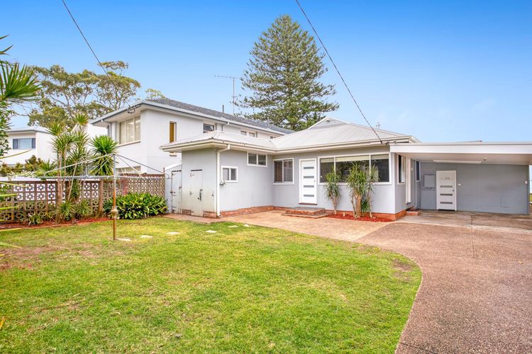Beached Inn, 93 Foreshore Drive – Spacious beach front house