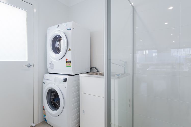 Birubi Breezes, 2/7 Fitzroy St – Large Duplex with Air Conditioning, WIFI & only 5 minute walk to the beach