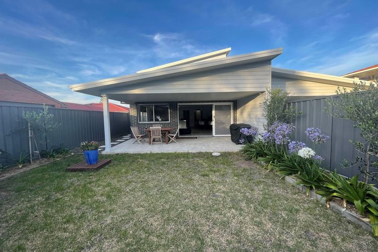 Birubi Breezes, 2/7 Fitzroy St – Large Duplex with Air Conditioning, WIFI & only 5 minute walk to the beach