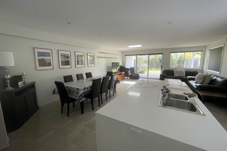 Birubi Breezes, 2/7 Fitzroy St – Large Duplex with Air Conditioning, WIFI & only 5 minute walk to the beach