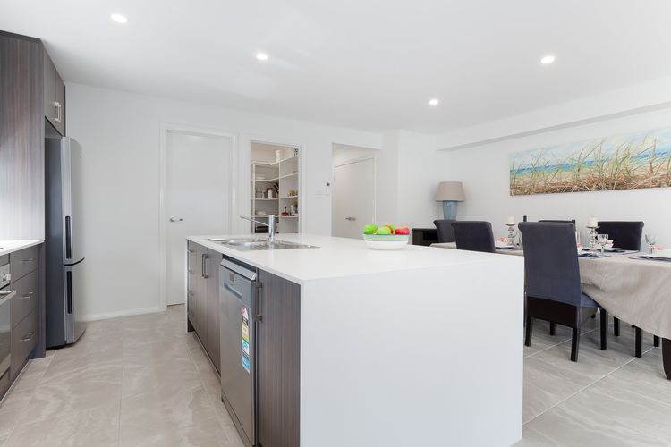 Birubi Breezes, 2/7 Fitzroy St – Large Duplex with Air Conditioning, WIFI & only 5 minute walk to the beach