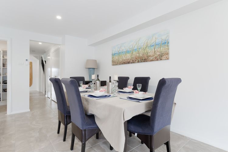 Birubi Breezes, 2/7 Fitzroy St – Large Duplex with Air Conditioning, WIFI & only 5 minute walk to the beach