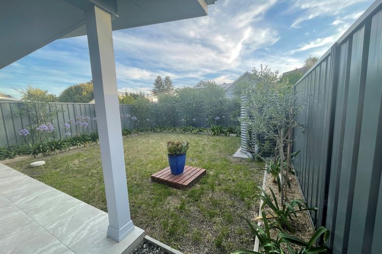 Birubi Breezes, 2/7 Fitzroy St – Large Duplex with Air Conditioning, WIFI & only 5 minute walk to the beach